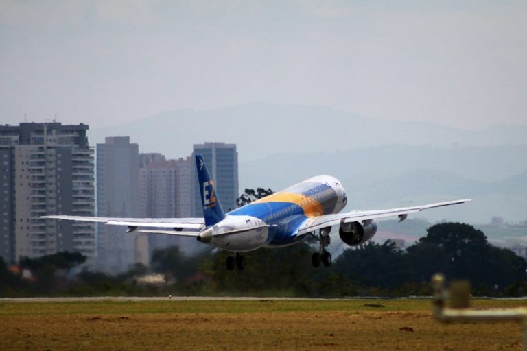 Quarto Prot Tipo Do Embraer E E Realiza Voo E Avan A Na