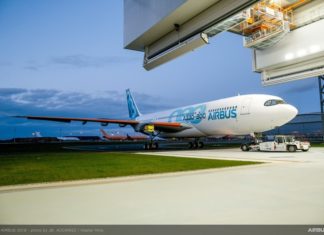 Airbus A330-800 sai da linha de pintura