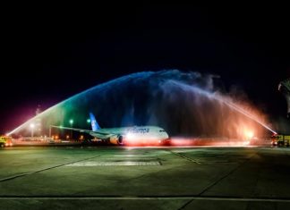 Boeing 787 Dreamliner Air Europa pousa em Salvador