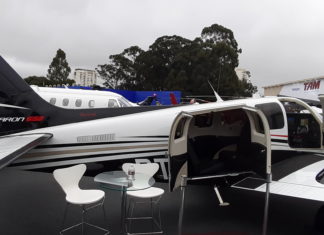 Beechcraft Baron 58 completa 50 anos e está exposto na Labace