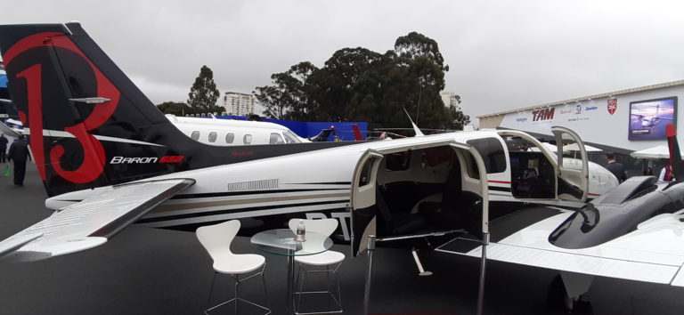 Beechcraft Baron 58 completa 50 anos e está exposto na Labace