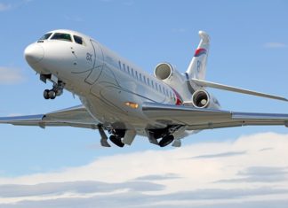 Veja as imagens do Falcon 8X e Falcon 2000 expostos na Labace