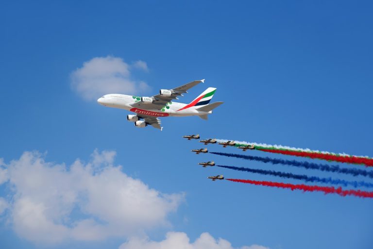 Dubai Airshow é aberto com um sobrevoo inédito do Airbus A380 da Emirates. Acompanhe as encomendas realizadas no evento.