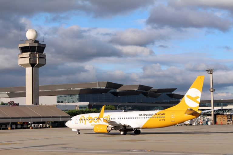 Flybondi oferece cupom de desconto de 30% e anuncia mais voos para Florianópolis