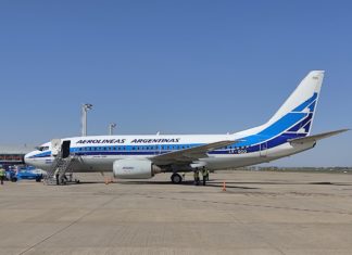 No aniversário de 70 anos da Aerolineas Argentinas, um Boeing 737 retrô
