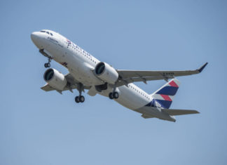 Latam Airlines atualizará mais de 200 Airbus A320 com a função de otimização de perfil de descida da Airbus