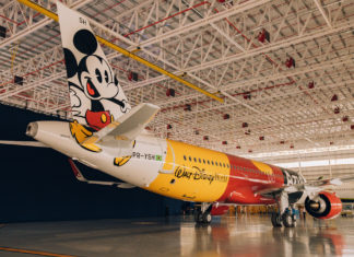 Primeiro dos quatro aviões da Azul com a pintura da Disney é apresentado em Campinas