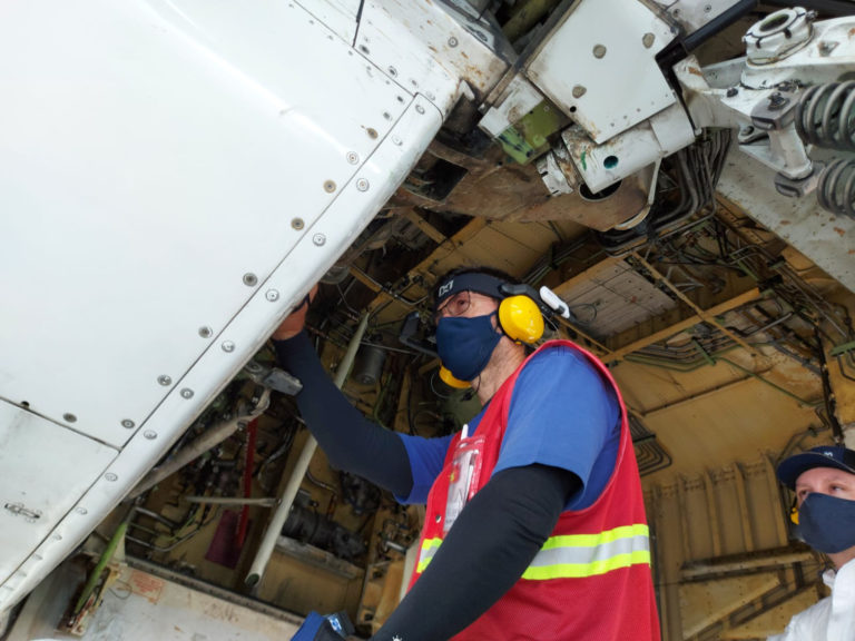 Latam começa a utilizar óculos de realidade aumentada para manutenção de aviões no Brasil