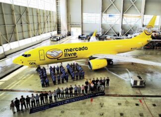 Boeing entrega o 100º pedido do 737-800BCF para a AerCap