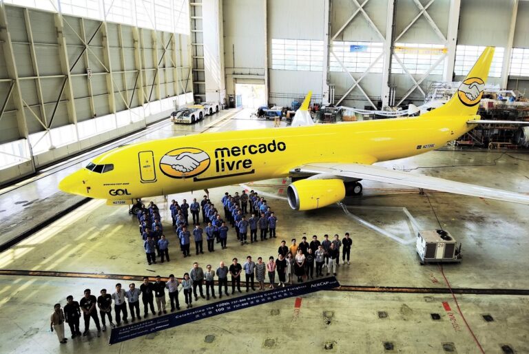 Boeing entrega o 100º pedido do 737-800BCF para a AerCap
