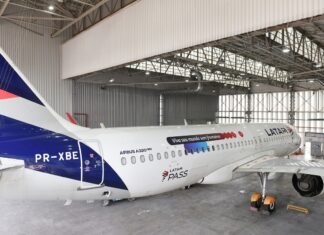 Latam Brasil adesiva aeronave para celebrar os três anos do programa Latam Pass