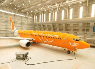 Gol apresenta Boeing nas cores da Smiles