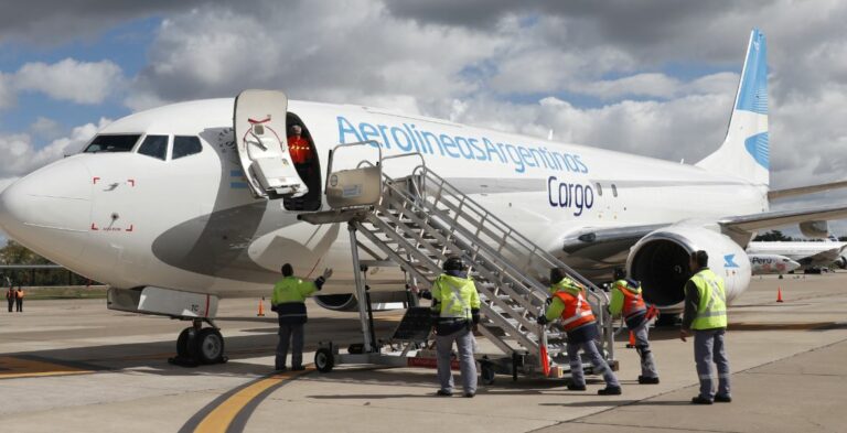 Aerolineas Argentinas recebe seu primeiro Boeing 737 Cargueiro