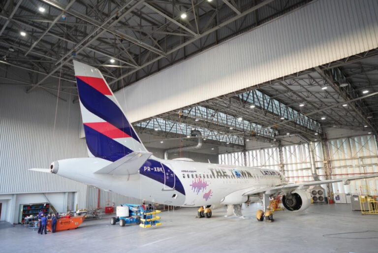 Latam anuncia nova rota, adesiva aeronaves e fecha trimestre com lucro