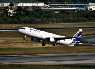 Latam anuncia voos e reforça compromisso com Brasil em encontro com Ministério do Turismo
