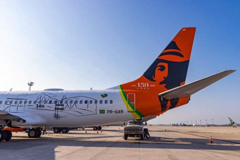 Um novo avião decorado da Gol para homenagear Santos Dumont