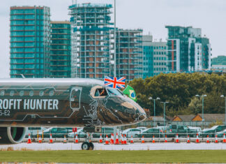 Jato E195-E2 da Embraer recebe certificação para aproximação íngreme no Aeroporto London City