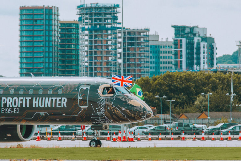  Jato E195-E2 da Embraer recebe certificação para aproximação íngreme no Aeroporto London City