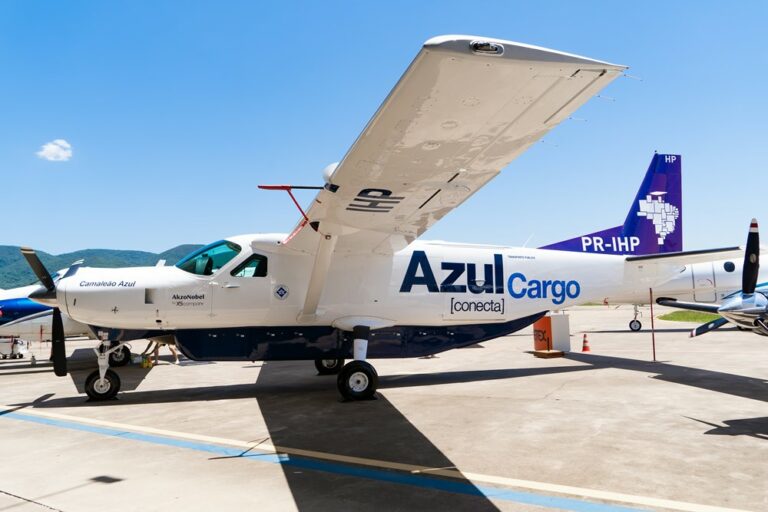 Azul Conecta apresenta aeronave com pintura “Camaleão” na Aviatrade 2023