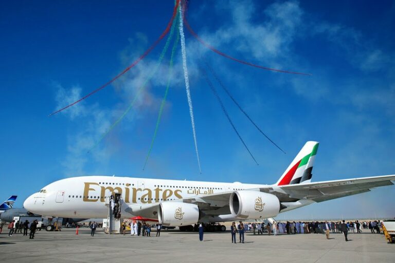 Frota de A380 da Emirates recebe investimentos significativos com pedidos no Dubai Airshow 2023