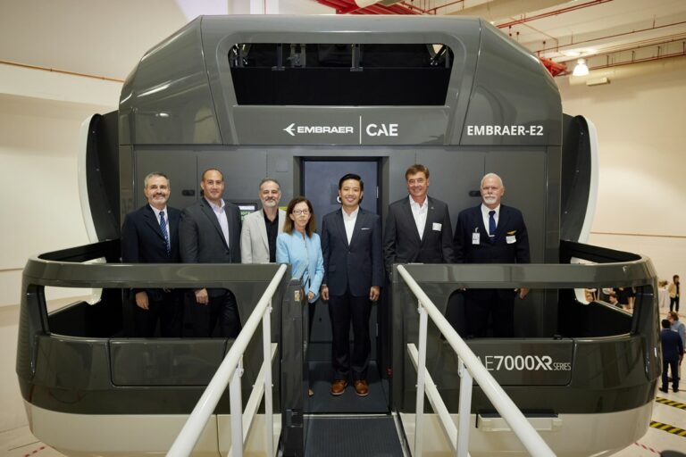 Embraer e CAE inauguram em Singapura o primeiro simulador de voo completo do E2 na região Ásia – Pacífico