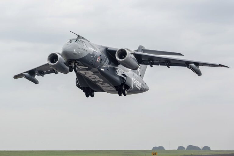 Embraer destaca KC-390 Millennium e A-29 Super Tucano na Fidae 2026