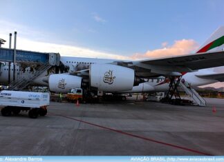 Emirates alcança resultado histórico e apresenta A380 com bandeira dos Emirados Árabes Unidos