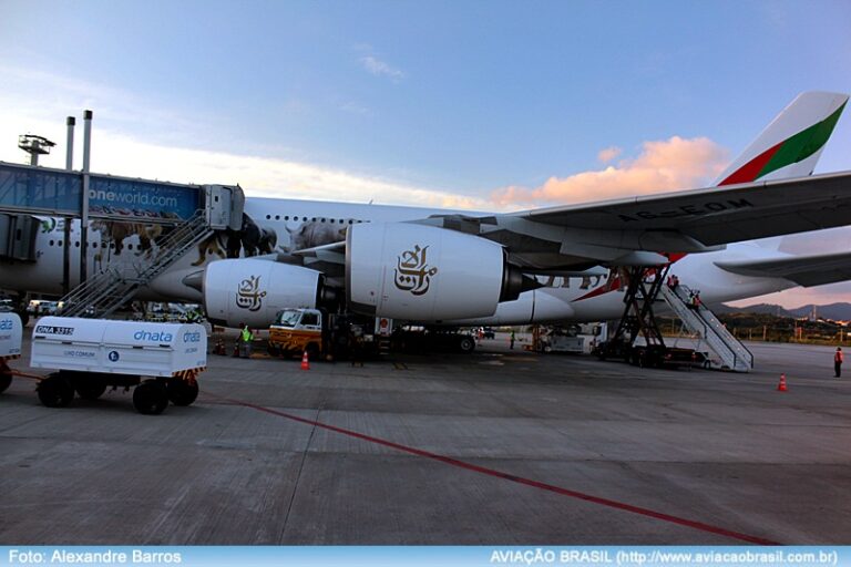 Emirates alcança resultado histórico e apresenta A380 com bandeira dos Emirados Árabes Unidos