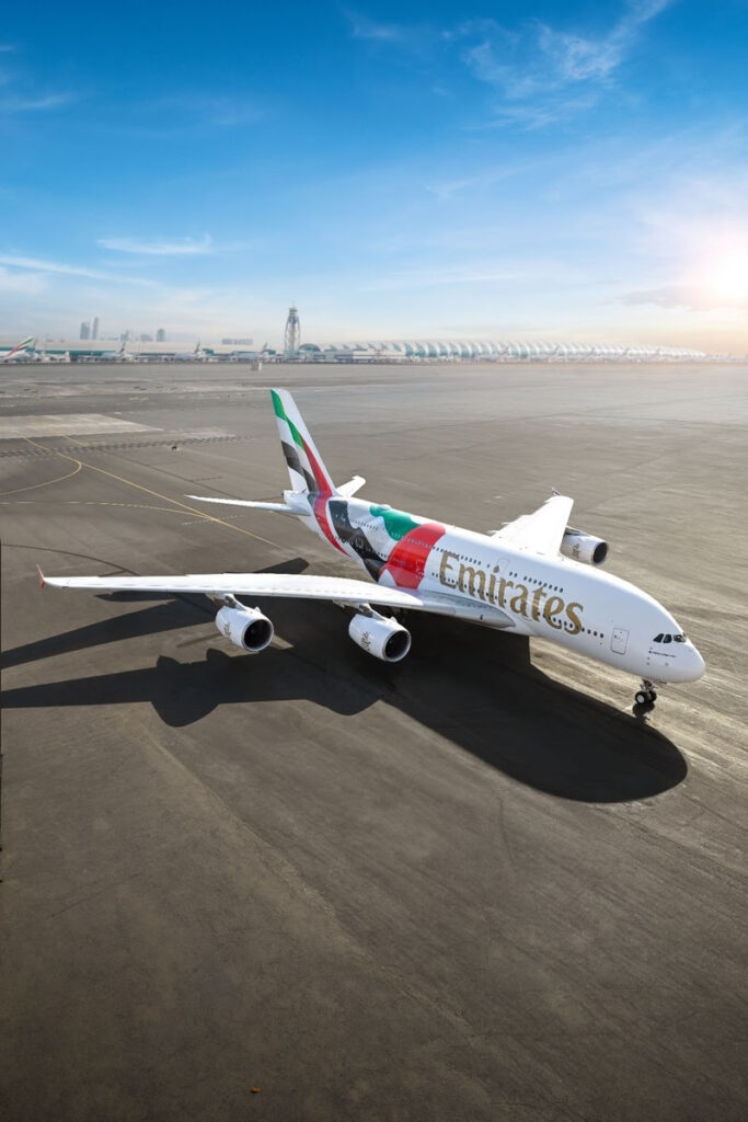 Emirates alcança resultado histórico e apresenta A380 com bandeira dos Emirados Árabes Unidos 1