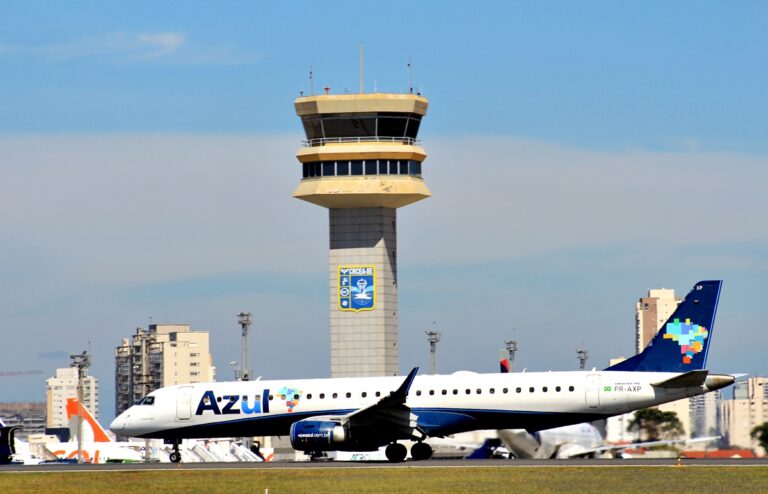 Azul acelera crescimento com novas rotas, voos extras e reforço da frota internacional